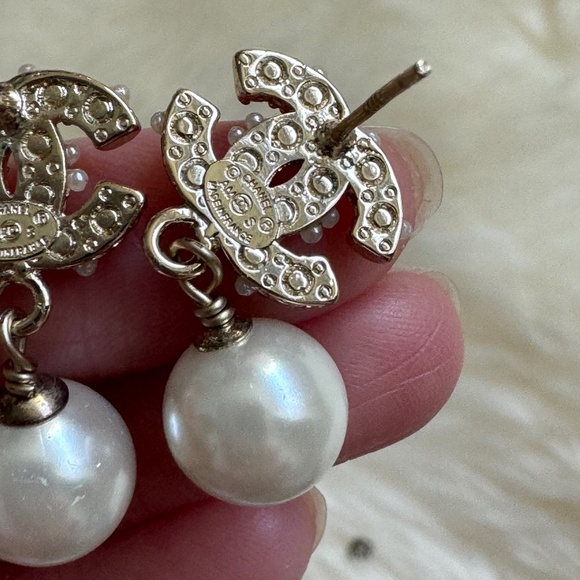 Women Chanel CC Pearl Earrings Pair of 2pcs - Picture 6 of 10
